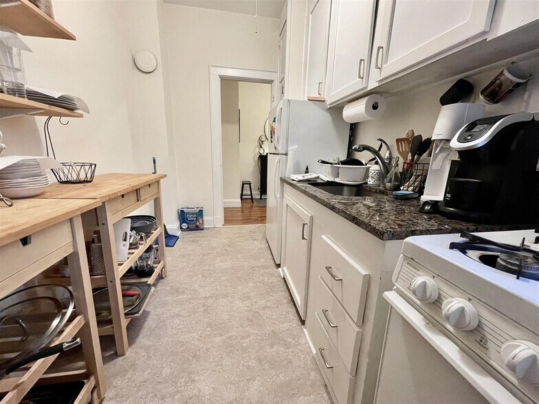 Building Photo - 71 Martin St