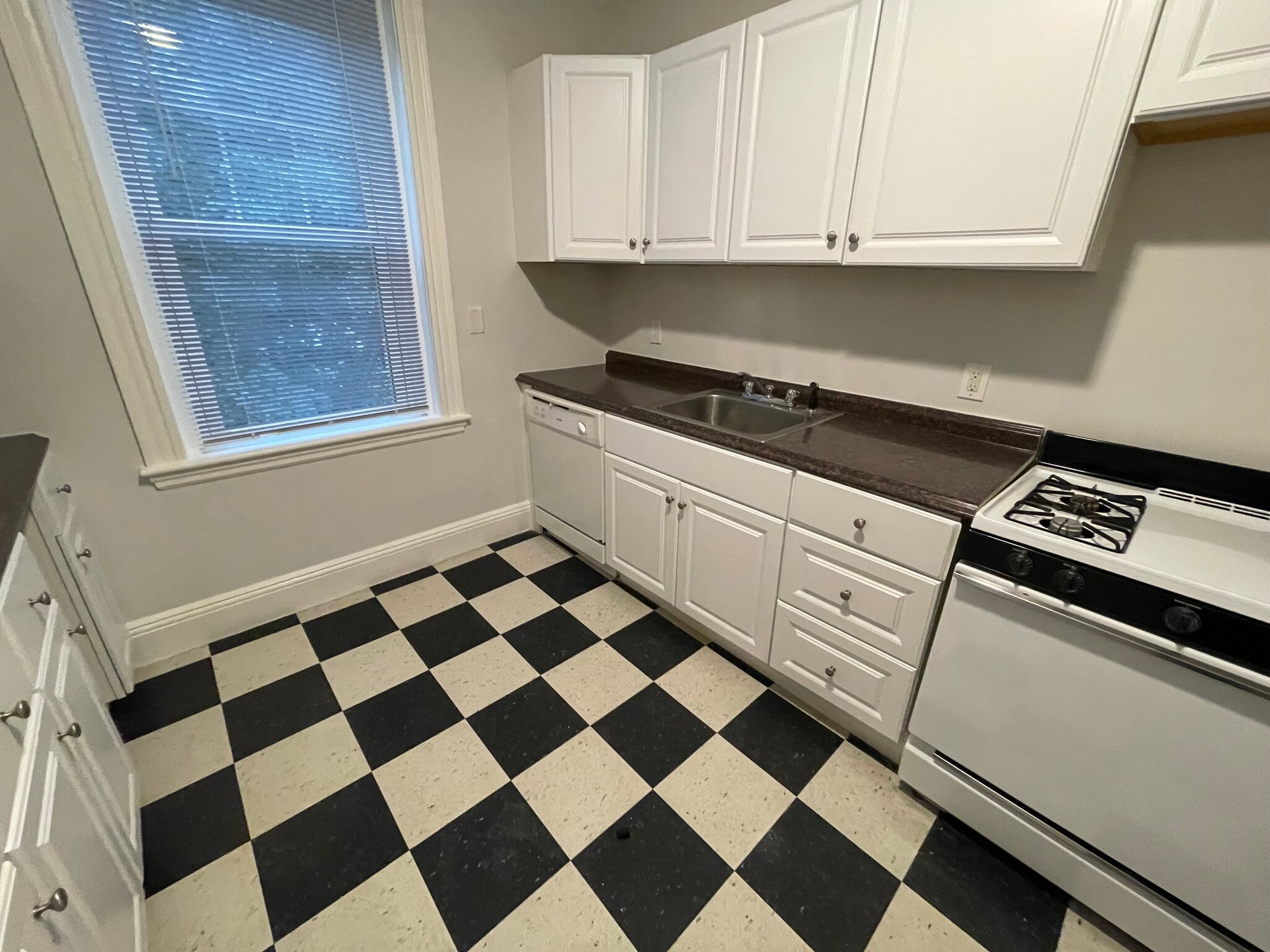 Building Photo - 22 Forest St