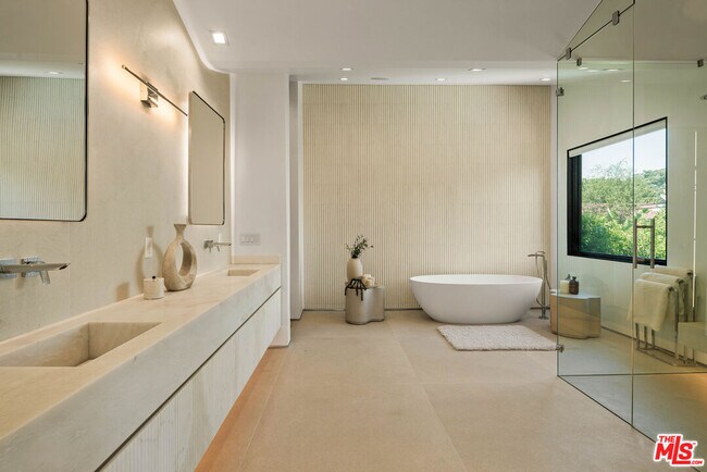 Building Photo - 1130 N Poinsettia Pl