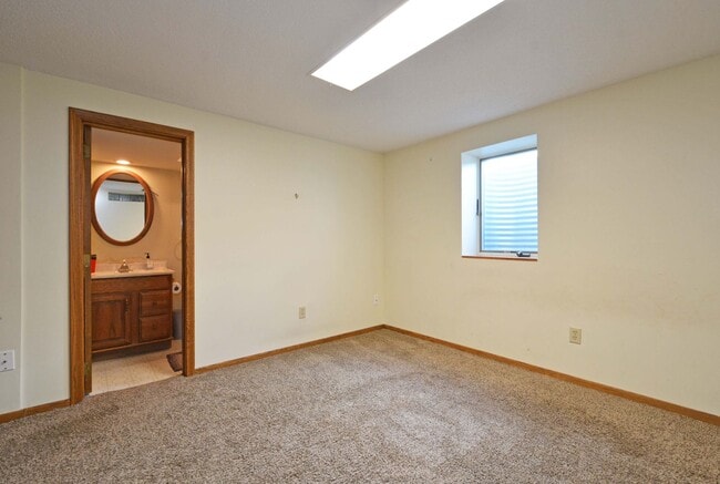 Building Photo - Spacious 3 bed, 2 bath rental in Bloomingt...