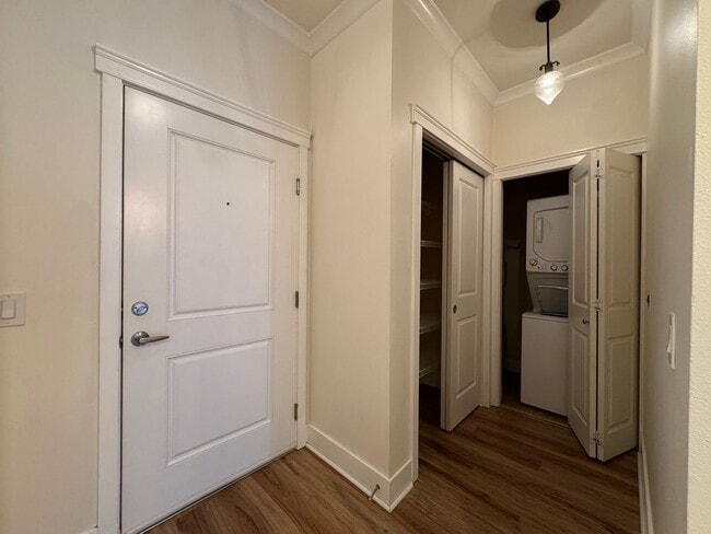 Building Photo - 1 Bed 1 Bath Condo Unit in Downtown Bellingham with Garage Parking