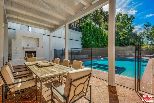 Building Photo - 9669 Oak Pass Rd