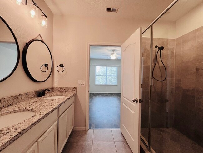 Building Photo - Gorgeous 3 bedroom, 2½ bath, 2 STORY townhome