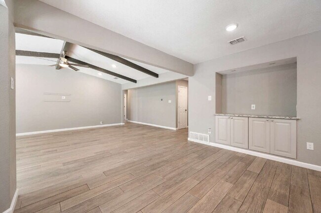 Building Photo - "Beautifully updated 3-Bed 2-Bath home Wit...