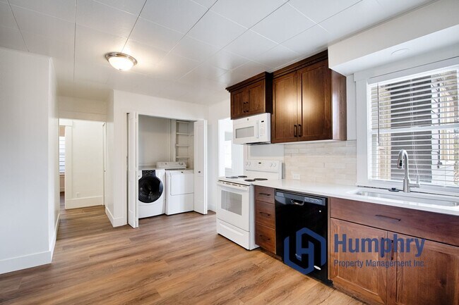 Building Photo - Charming home within walking distance to the greenbelt.