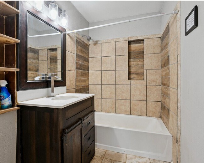 Building Photo - 2 bed 1 bath near Slide and Marsha Sharp n...