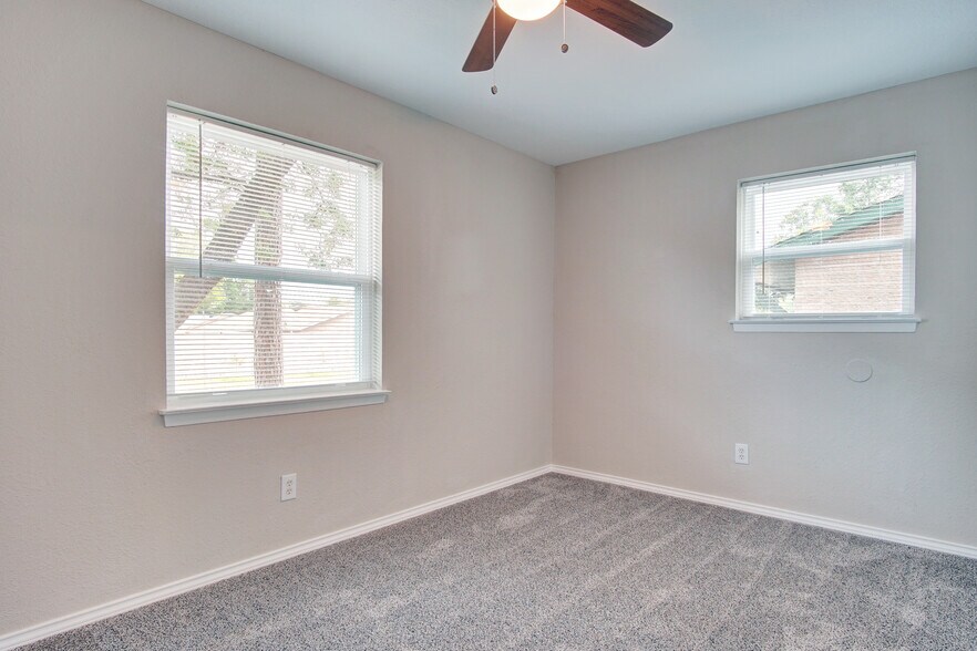 Building Photo - 2402 Ozark Dr