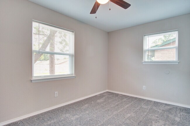 Building Photo - 2402 Ozark Dr