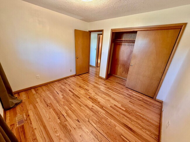 Building Photo - Spacious, Remodeled 5bd/3bath Cherry Park Home with Large Fenced Garden and Finished Basement