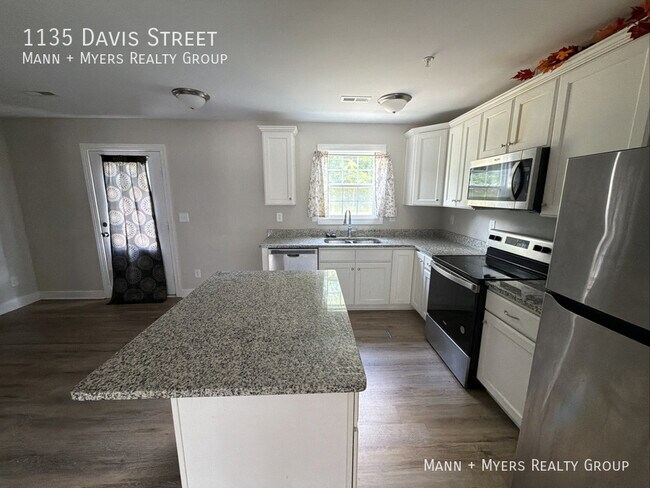 Building Photo - 1135 Davis St