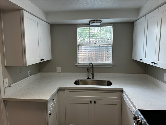 Building Photo - 11710 Southlake Dr