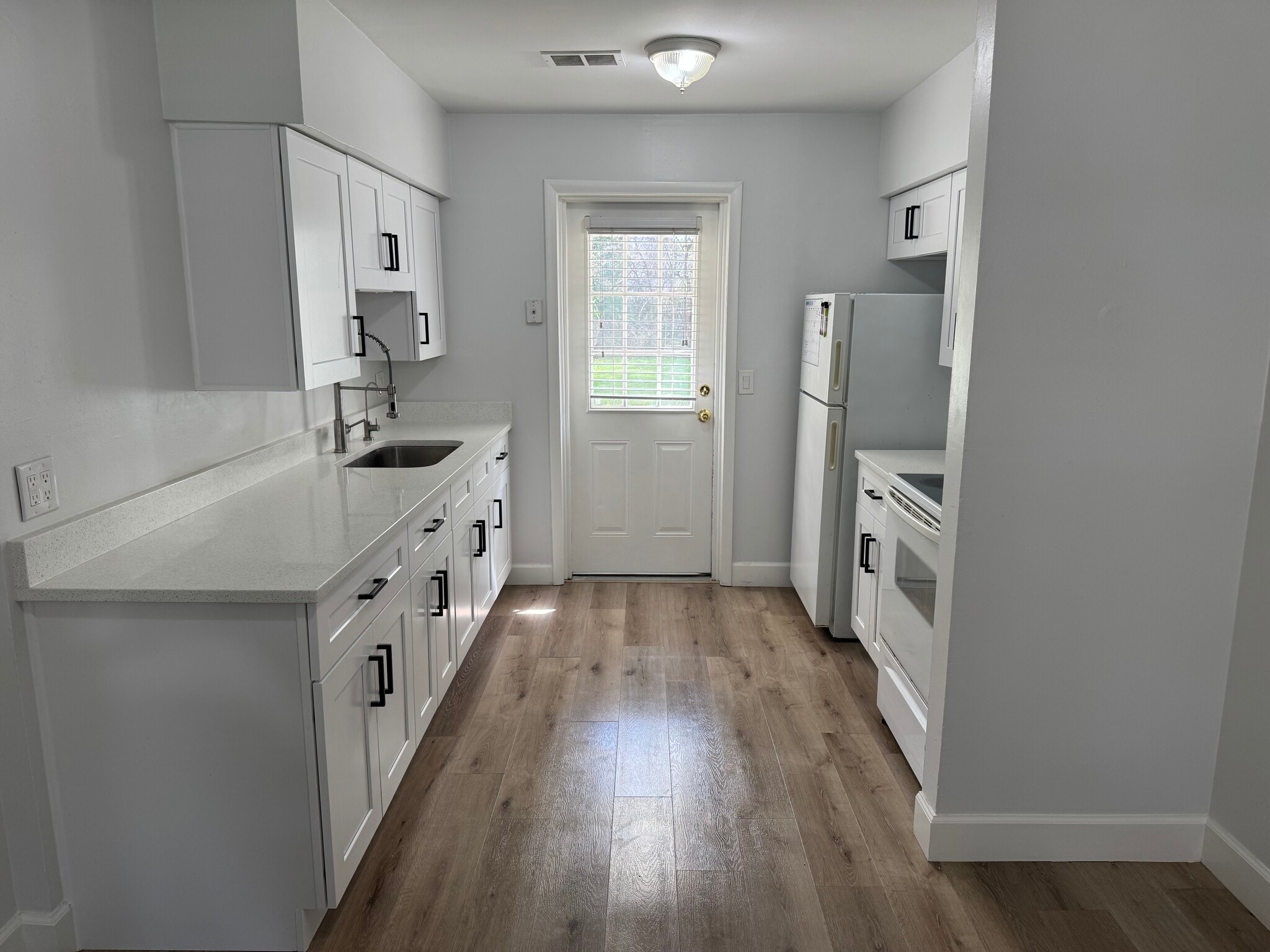 Kitchen - 2111 Bonneville Dr