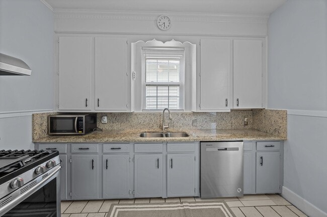 Building Photo - Incredibly Well Maintained & Beautiful Hom...