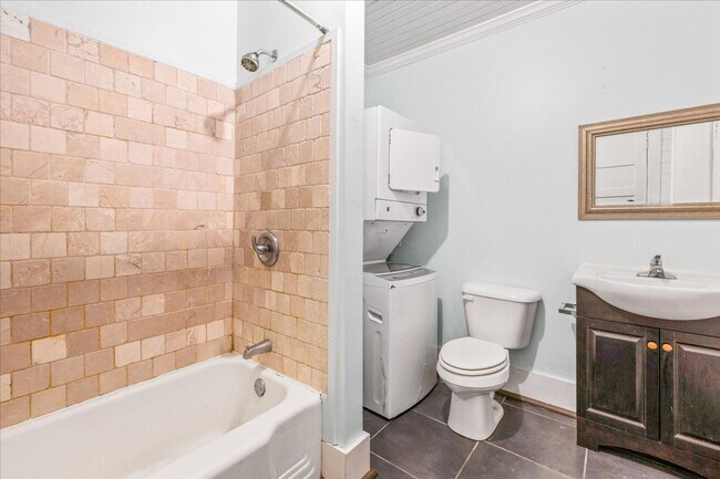 Building Photo - Savannah Eastside Home | 2 Bed 1 Bath | Remodeled Kitchen | In-Unit W/D | Private Driveway