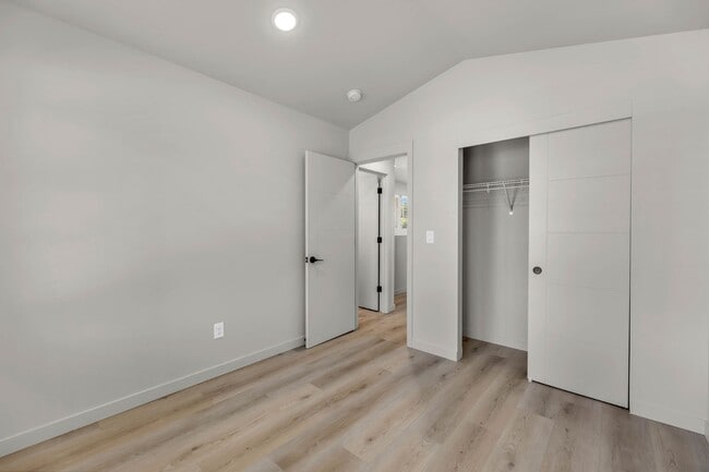 Building Photo - 9913 NE 46th Ct