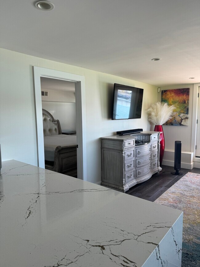 Building Photo - 686 Port Dr