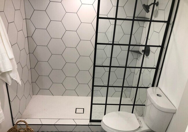 Building Photo - Option with 1 Month Free rent! 1 Bedroom with UTILITIES included!