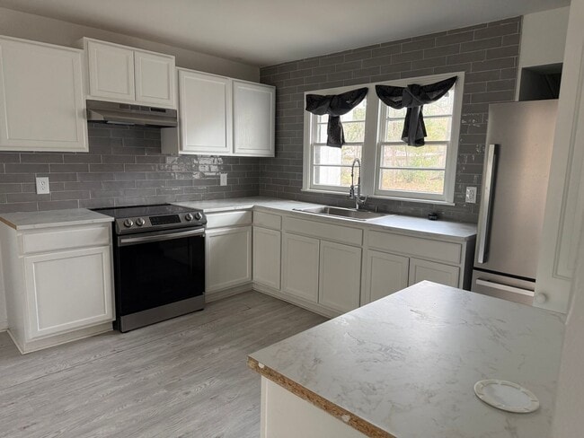 Building Photo - 128 Country Club Cir