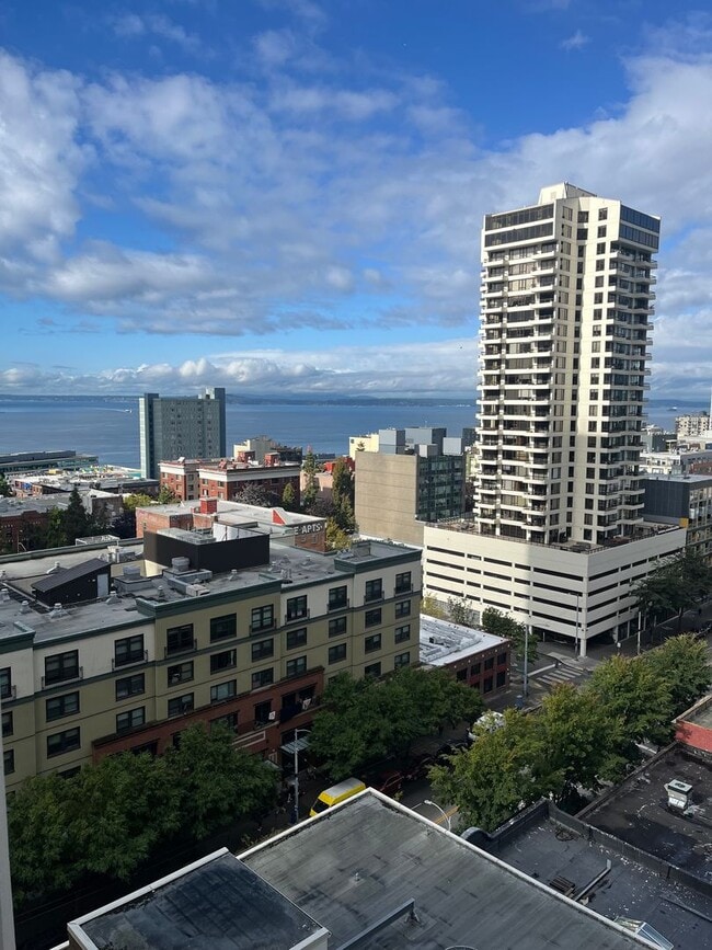 Building Photo - Beautiful bright One Bedroom Condo With St...