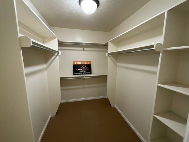 Building Photo - 6 bedroom 3 1/2 bathrooms 2 car garage Lar...