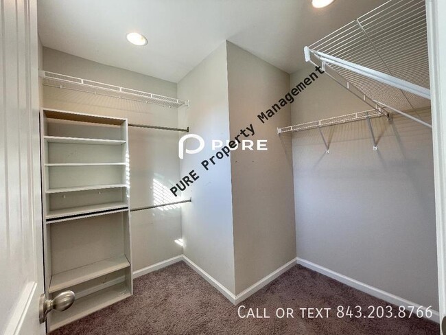 Building Photo - 3 BR Available now in Lakeview Commons!