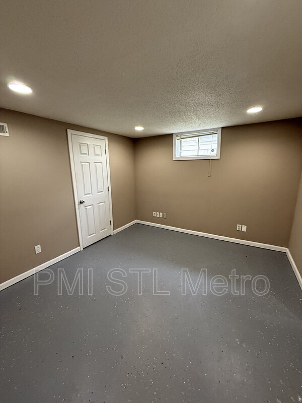 Building Photo - 10342 Ross Cir