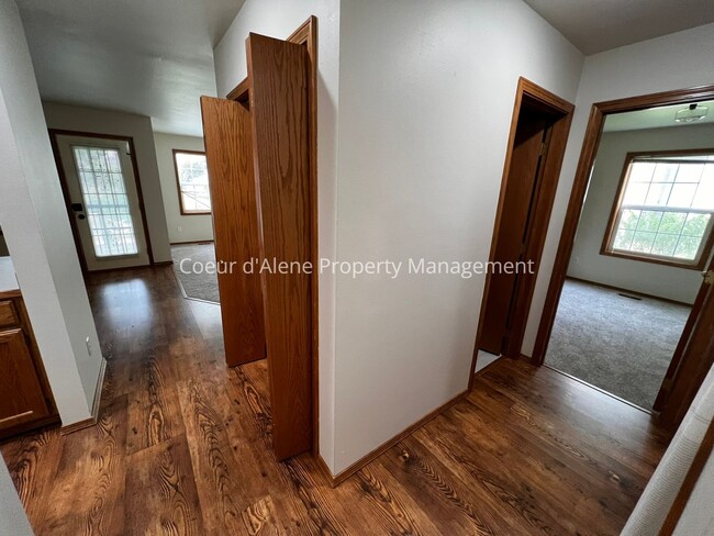 Building Photo - 8233 N Ridgewood Dr