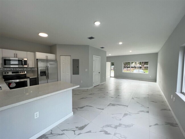 Building Photo - 808 NW 16th Ave