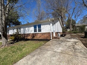 Building Photo - End Unit of Tri-Plex - in downtown Greer - 1 BD, 1 full BA, Nice Size Den, Kitchen with new appli...
