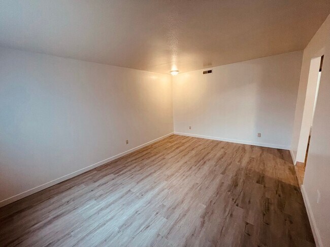 Building Photo - 459 E 2700 S