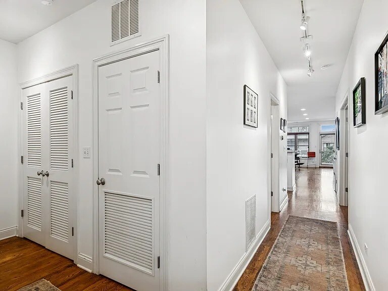 Building Photo - 453 N May St