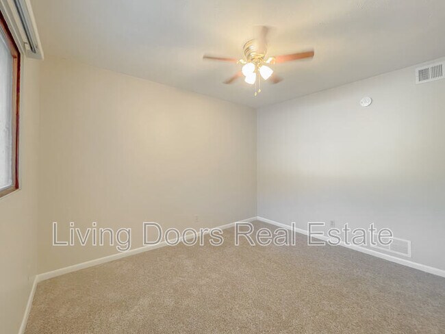 Building Photo - 4711 Gladstone St