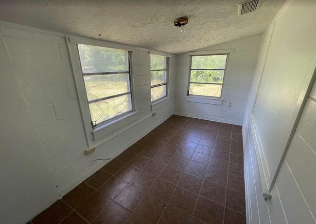 Building Photo - 2300 Pearce Ave