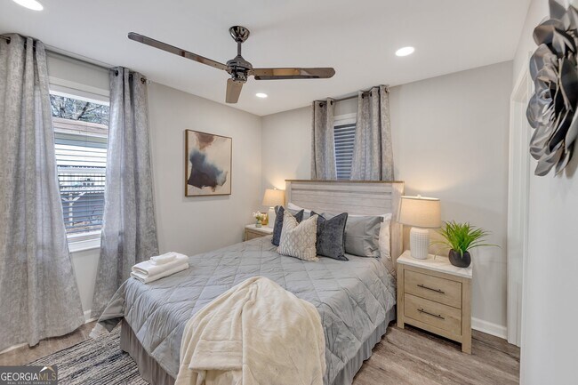 Building Photo - 155 Parkview Dr SE