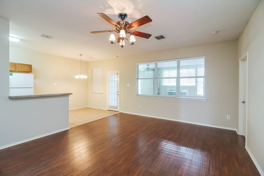 Building Photo - 10005 Blue Bell Dr