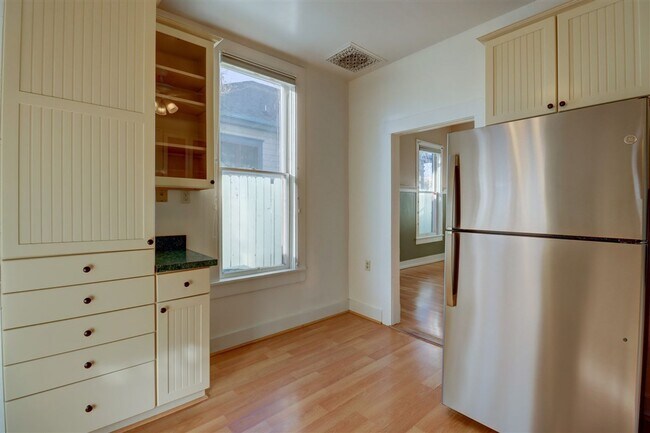 Building Photo - 313 N Mt Vernon Ave