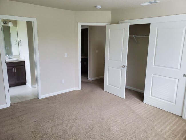 Building Photo - Great Community, Quiet Living Across from park Apply today!