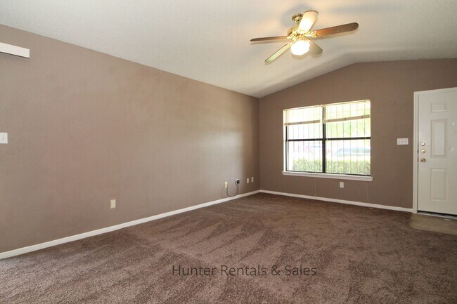 Building Photo - Delightful Duplex!