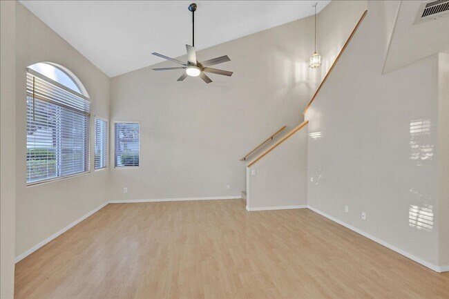 Building Photo - 2 Bedroom, 2 1/2 bath Townhome