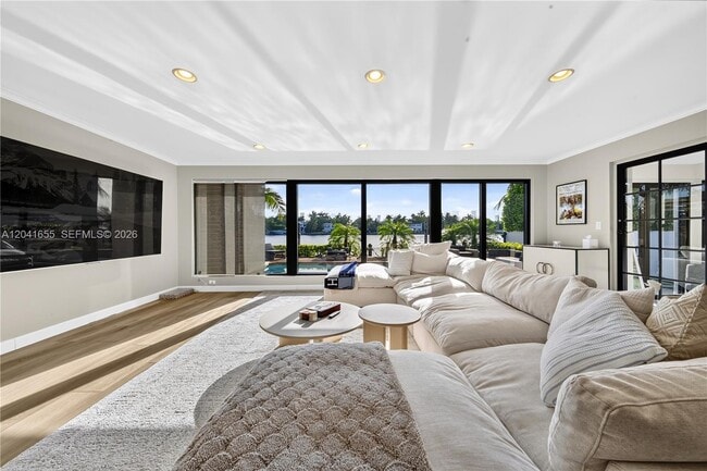 Building Photo - 460 W Dilido Dr