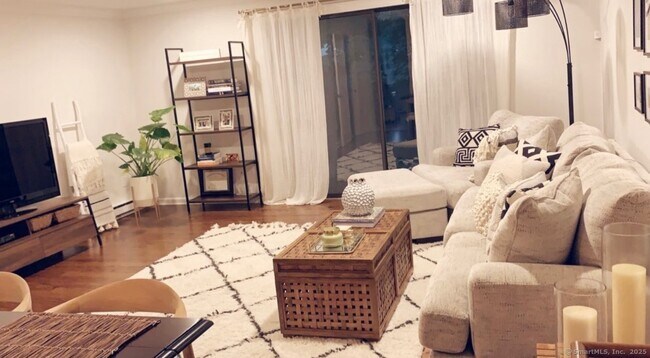 Building Photo - 10 Mead St