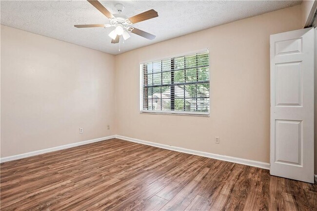 Building Photo - 6593 Sleepy Hollow Ln