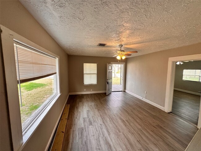 Building Photo - 104 S 7th St