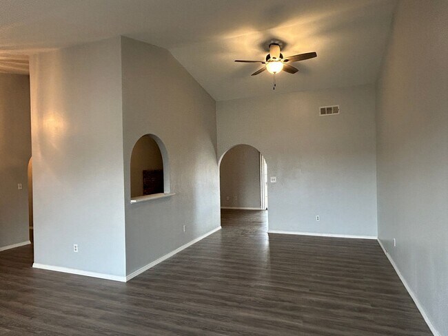 Building Photo - Horse Property in Golden Hills