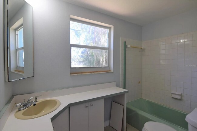 Building Photo - 403 Pinewood Ave