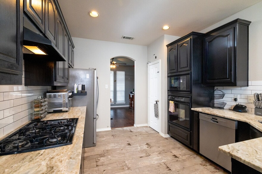 Building Photo - 8733 Shadow Trace Dr