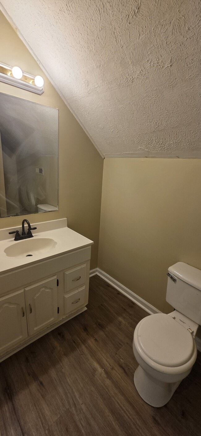 Building Photo - 2902 Meadowhill Dr