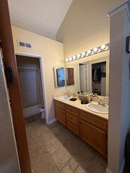 Building Photo - 11595 Caminito La Bar