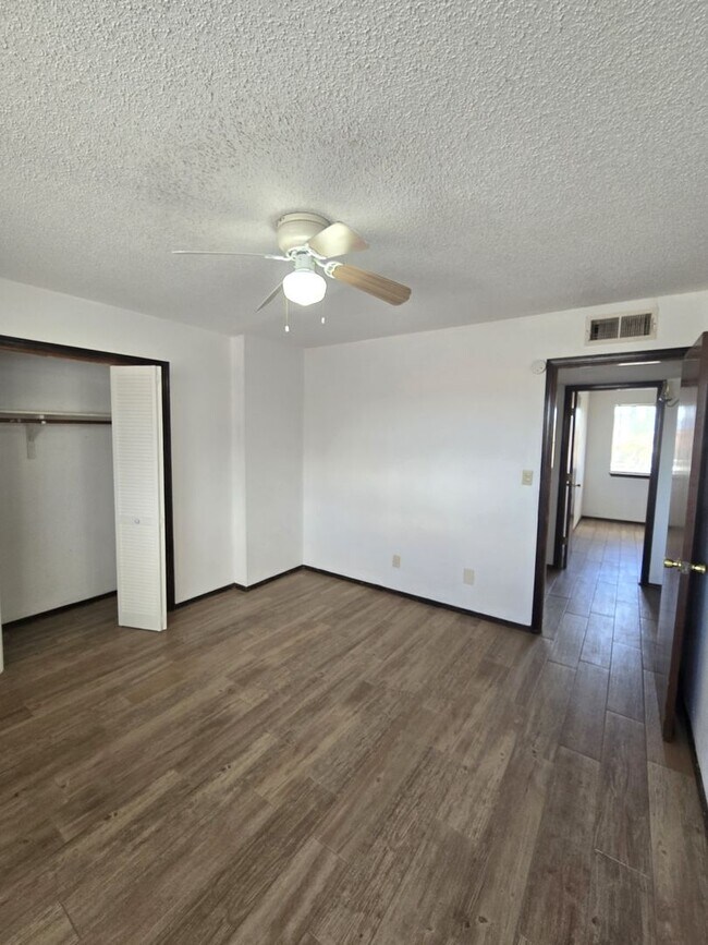 Building Photo - BEAUTIFUL EASTSIDE HOME