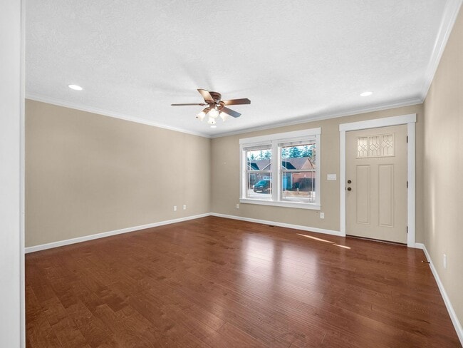 Building Photo - 330 SW Kalmia Ave